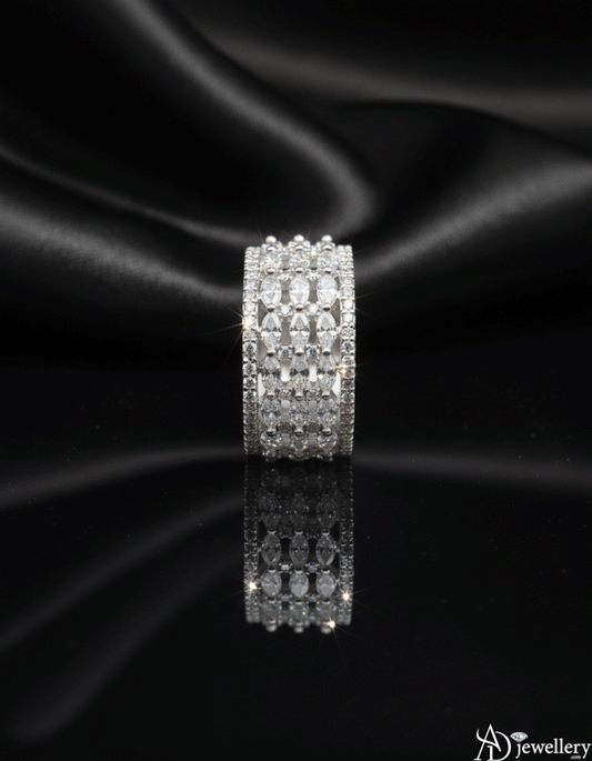 Bague pavée de diamants à trois rangs